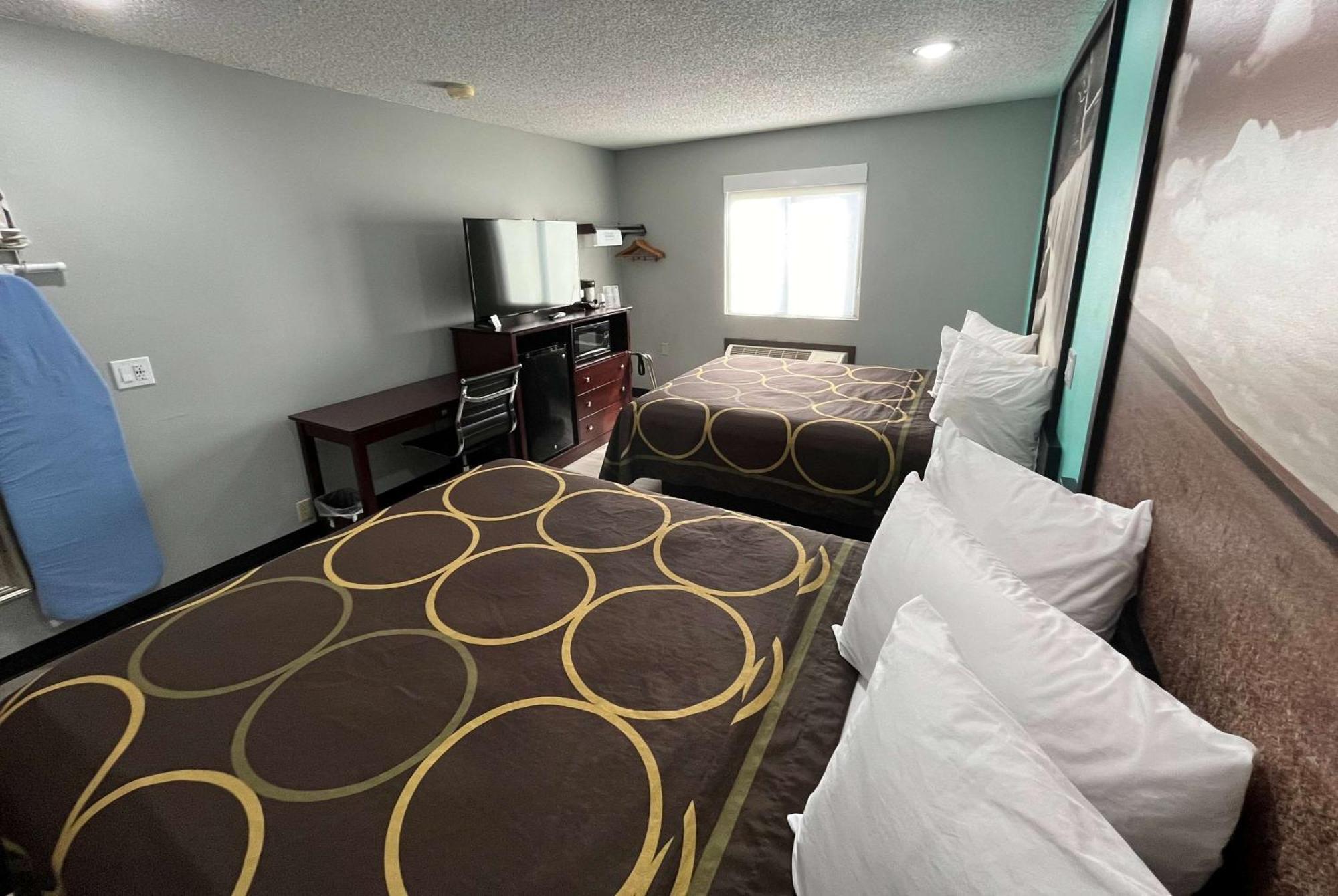 Super 8 By Wyndham Emporia Motel Kültér fotó
